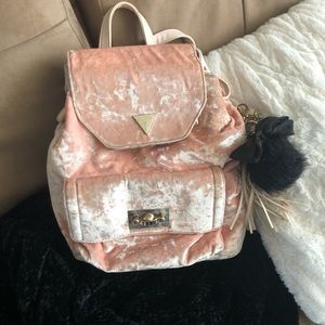 Super sweet velvet pink guest bag 💖